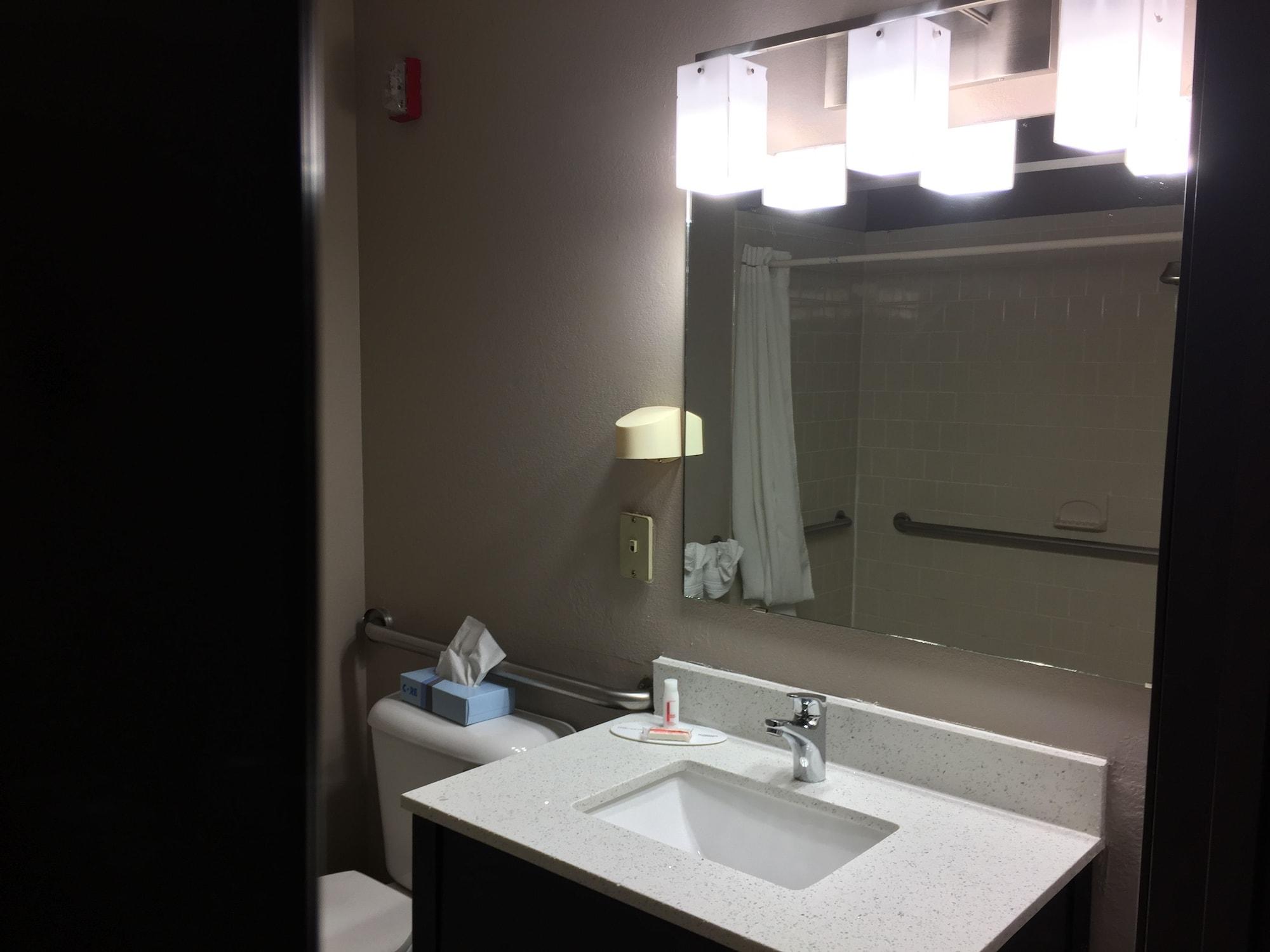 Motel Super 8 By Wyndham Bedford Dfw Airport West Extérieur photo